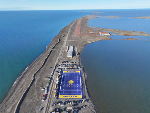 Barrow HS’s football stadium, located in Alaska, is one of the most unique stadiums in all of high school football😮

(via @CoachCBattle) 