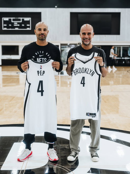 Fútbol legend Pep Guardiola stopped by to hang out with Coach Fernández today ⚽️🏀 
