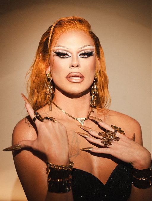 In drag 🫦 // out of drag 💅🏼 