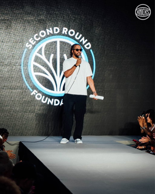 jalen brunson hosted the rookie fashion show and the whole squad pulled up 🤝🔥 