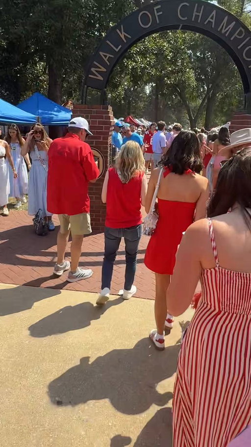 “Start filming, I’m gonna walk down the Walk of Champions. The team will do it in a few hours but we’ll do it now. Everyone will recognize me”

After very little traction to start off the walk, Mintzy removed the glasses and showed his face to the crowd

CHAOS ENSUED! #OleMintz 