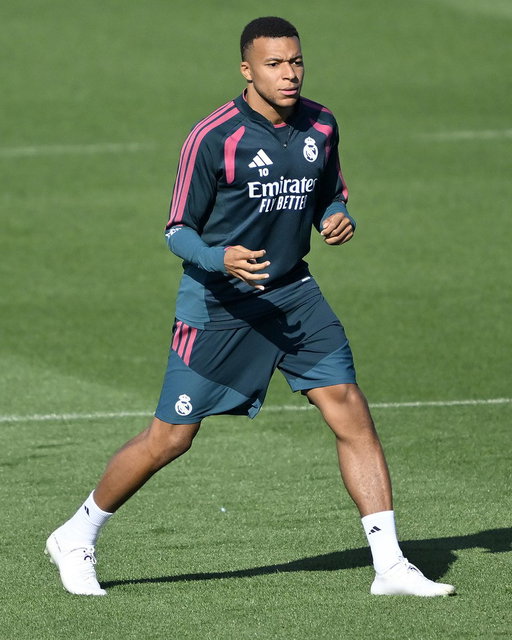 Kylian Mbappé debuts the first-ever On football boots during Real Madrid's training session, what we think? 👀⚽️

📸: Getty 