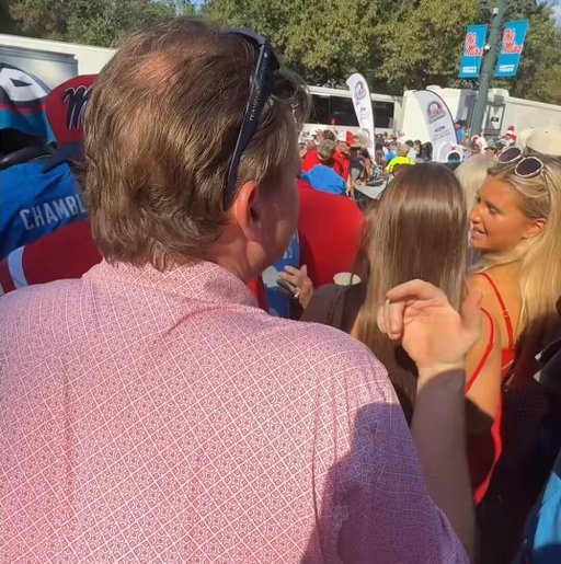HE DID IT!!

Here is exclusive footage of Mintzy barging through fans that had been waiting to see the Walk of Champions for over an hour

He explains to them that he needs to fist bump Trinidad Chambliss for content

(Bonus: Mintzy dapping up Chambliss then immediately leaving) 