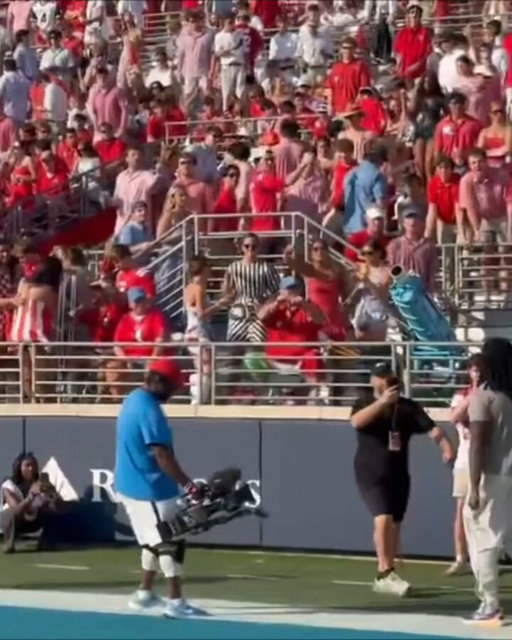 LSU’s Princewill Umanmielen walks by the Ole Miss student section 😳

Umanmielen followed Lane Kiffin to LSU after transferring from Ole Miss 👀🍿

(via @glenwest21) 