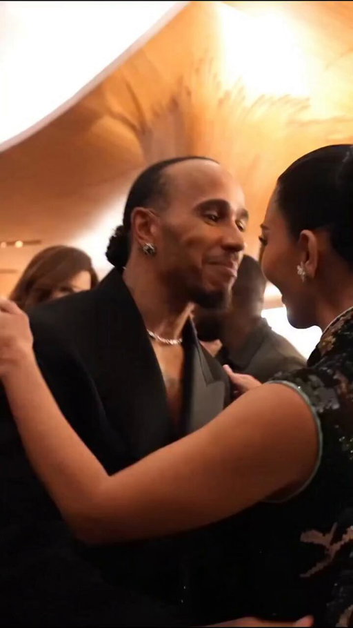 Kim Kardashian and Lewis Hamilton stepped out together at the opening of the Lucas Museum of Narrative Art in Los Angeles 😍

(🎥: Getty) 