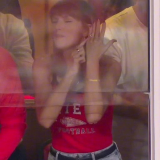 Taylor Swift points to the wedding ring after Travis Kelce scores a touchdown  