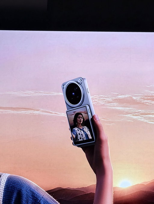 Vivo's newest accessory is tiny magnetic touch screen device that mirrors your camera . You can stick it on the back of your phone or use it as a remote shutter and monitor! I LOVE THIS. #vivox500series #vivox500promax 