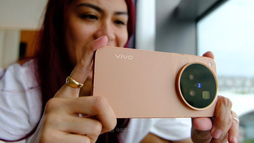 The #vivox500ProMax is official anddd it gets a Photography Kit! My fave from this yr: a magnetic touchscreen preview you can attach to the back of your phone! 

vivo x500 pro max specs 👇

#isadoestech 