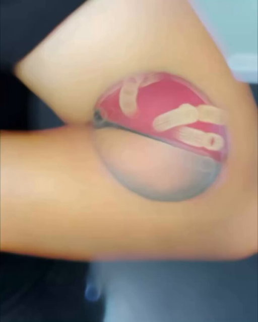 This man's Poké Ball tattoo reveals his favorite Pokémon 😱

(via @LAInkPusher) 