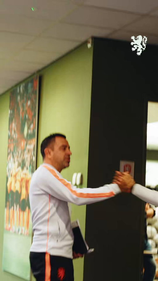 Xavi meets the squad 🦁🤝 