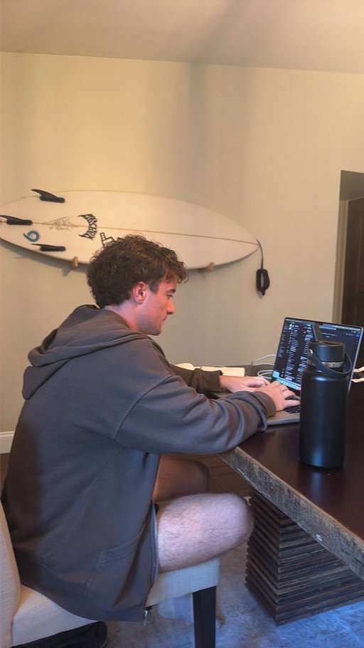 I was woken up at 4:50am by @maxwellcopy 

Recording training material for his team

Max already has one of the largest email / SMS agencies 

Working with the biggest DTC brands...

But still grinds like he has nothing.

Bet the house on this kid winning. 