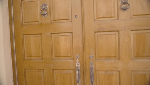 What does it take to stay camera-ready? Oliver Stark opens his gym and fridge. 