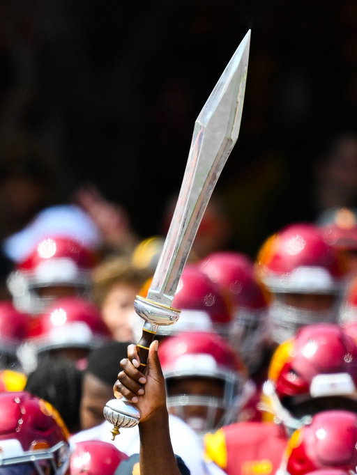 Expect a surprise tunnel captain at @uscfb's @bigten home opener tomorrow...

Any ideas⁉️ 