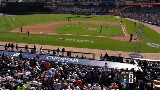 Justin Verlander leaves the mound for the final time to a standing ovation alongside his daughter

