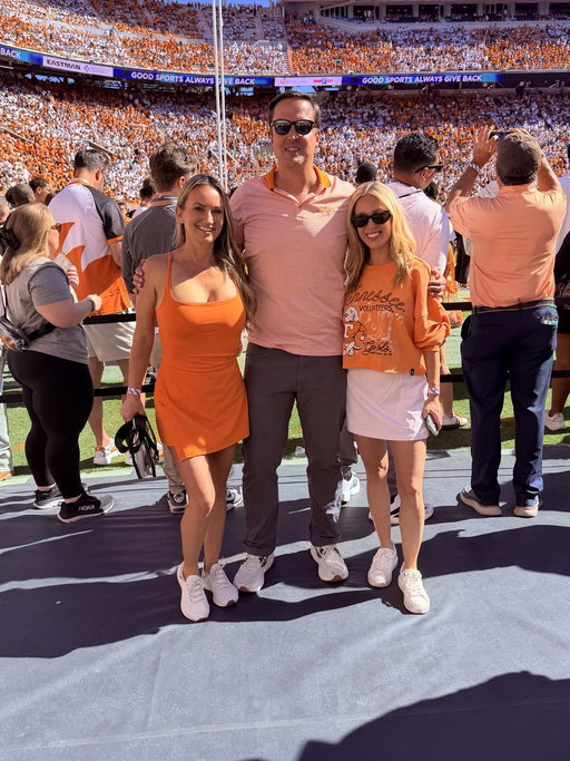 Great day in Knoxville! Thanks to @HuttOnAir for missing this weekend so @ArielEpstein and I could experience a great college environment. Huge shoutout to our tour guide @TheChadWithrow | @SportNState 