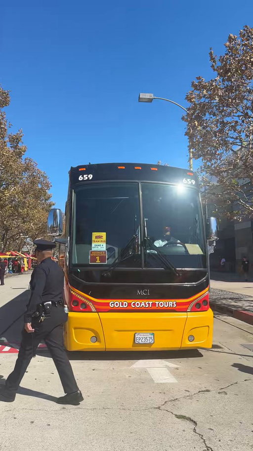 .@uscfb rocking the buses 😤 