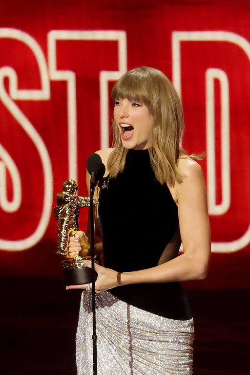 Taylor Swift accepting the Artist Director Honors at the #VMAs. 

🎥: Getty 
