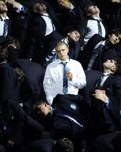 Yung Lean smashed it at the VMAs 🏆💥

Literally. He opened “Storm II” by sending a Moonman straight into the floor. 