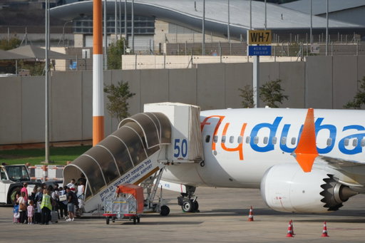 Passengers on a FlyDubai flight react after pilot stabs other pilot and then apparently attempts to crash the plane with 170+ on board: https://t.co/5shNnIuOZX 