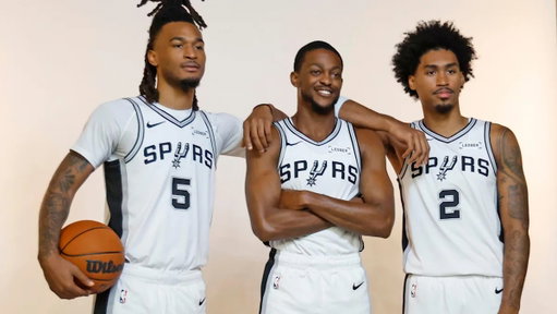 .@BleacherReport drops its official NBA preseason power rankings 👀

10. Rockets
9. Heat
8. Cavaliers
7. Nuggets
6. Timberwolves
5. Celtics
4. 76ers
3. Knicks
2. Thunder
1. Spurs 