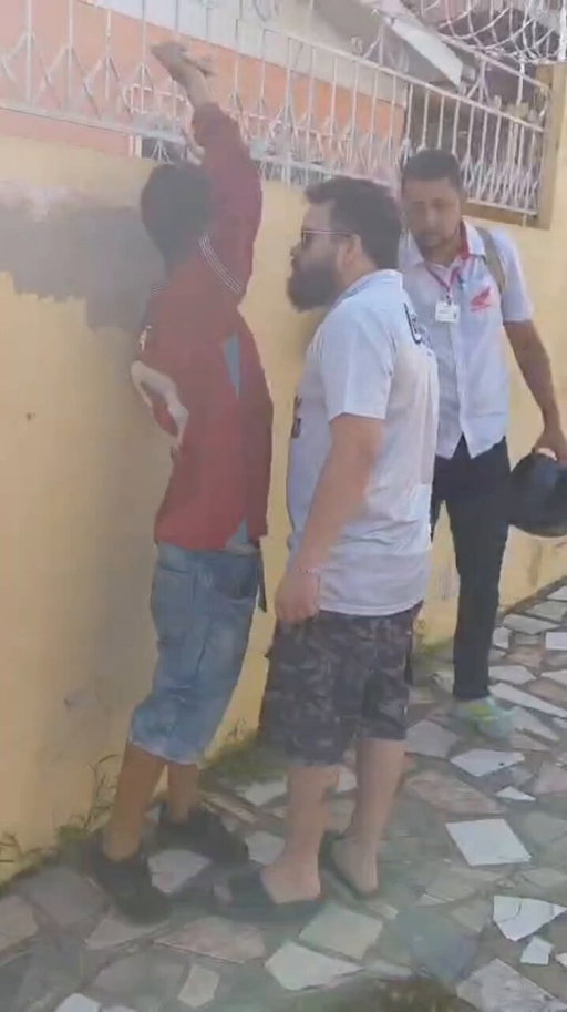 mlk olha essa confusão... Kkkkkkkkkk

Deus perdoa, mas o jiu jitsu não 