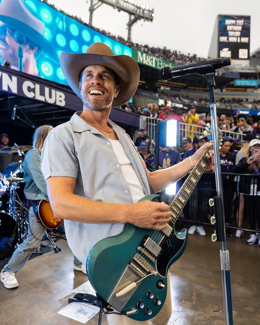 Sunday football 🤝 country music

Baltimore, y’all were a damn good time. Thanks for having us, @Ravens 🏈 