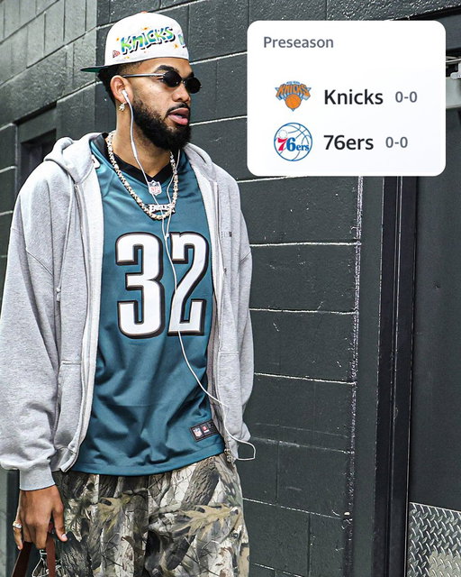 KAT pulled up in an Eagles jersey ahead of the Knicks preseason debut in Philly 🦅 