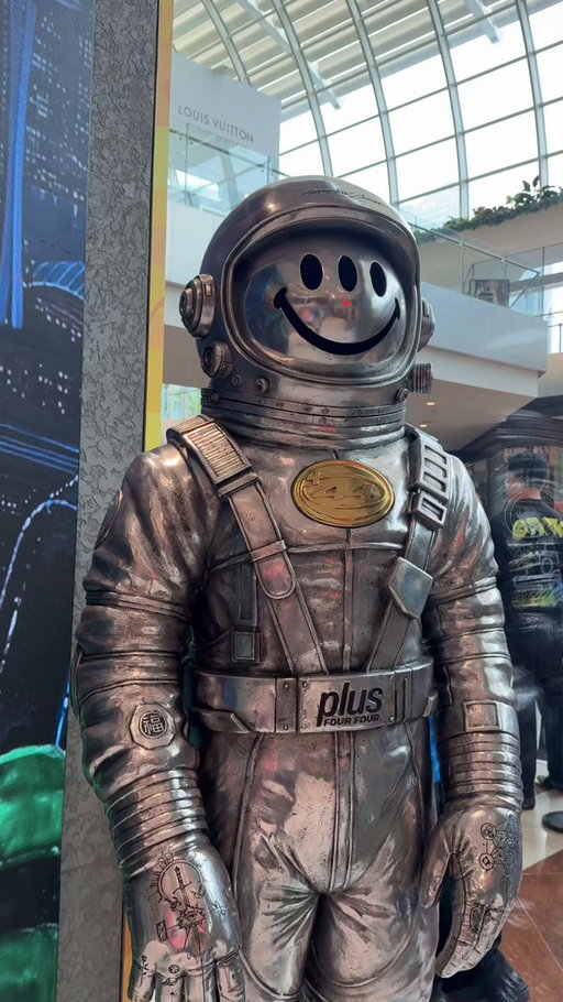Lewis Hamilton’s Plus44 has landed in Singapore 🚀🇸🇬

Singapore artist Jahan Loh takes the brand to space with “Marina Spaceport,” open at Marina Bay Sands through October 11. 