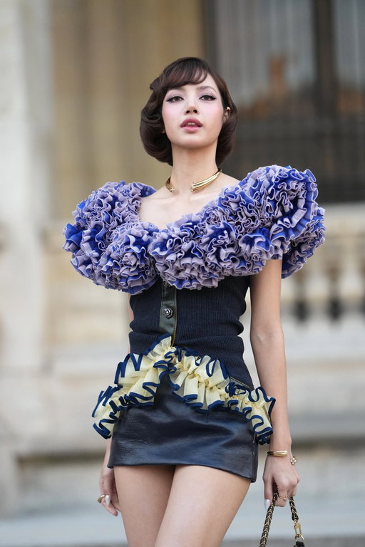 LISA has arrived at #ParisFashionWeek and I am OBSESSED 💜 