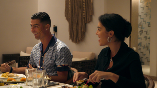 Ronaldo: "Who is the most famous person you know?"
His kids: "Mom."

Ronaldo’s face after their answer is too funny 😂

📺 I Am Georgina on Netflix 