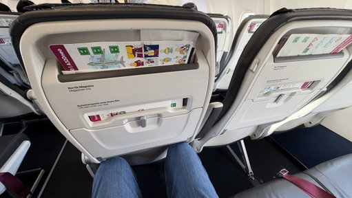 Aber natürlich Eurowings, so werden die Leute ganz sicher ihre Powerbanks aus dem Handgepäck herausholen „und am Sitzplatz verstauen“. 🤡 Gaaaanz bestimmt. #sovielPlatz 