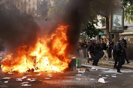 France could be on the precipice of a financial crisis, as escalating student protests roiled an already shaky bond market.

A pre-election debt selloff, lame-duck government, and massive demonstrations have raised fears that Paris’ budgetary crisis is untameable. 

https://t.co/PtWGx80CYK