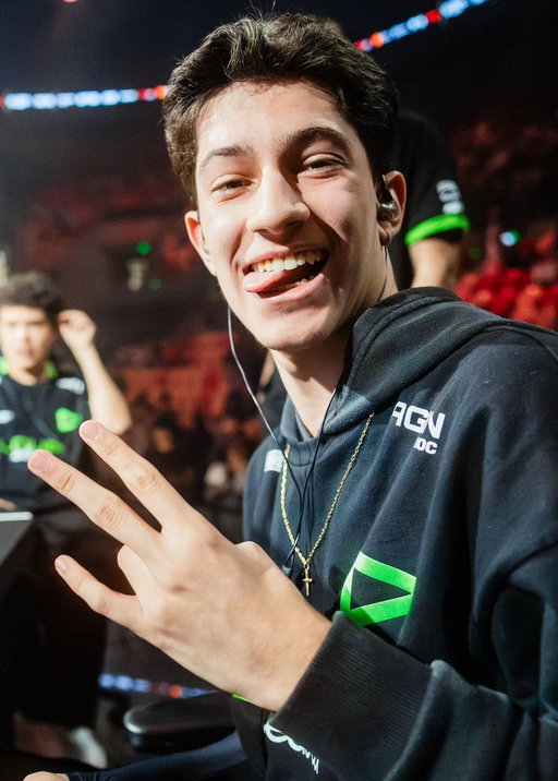 NEW 🚨: LOUD Tkzin 🇧🇷 is the FAVORITE to have the most kills on a single map at Champions 🏆

He leads the way with a huge 89% chance... 

Record as it stands: 

1. Tkzin 🇧🇷 - 37 
2. Lukxo 🇧🇷 - 35 
3. Chronicle 🇷🇺 - 32 
4. Kamo 🇵🇱 - 29 

Trade here: https://polymarket.com/r/USNcSZo 
