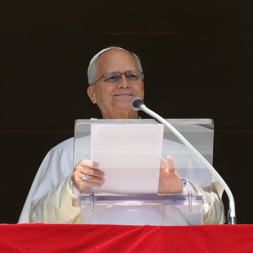 Pope Leo XIV announced he will undergo surgery early next week to remove a lung nodule discovered during recent health checks. 

He said the nodule was detected at an early stage and is well-defined, and that he decided to proceed after consulting doctors. The Vatican said he is expected to spend about a week in the hospital recovering. During that time, the Vatican will continue operating, but decisions requiring the pope’s signature will be put on hold.

(📸: Getty, via @cnn)