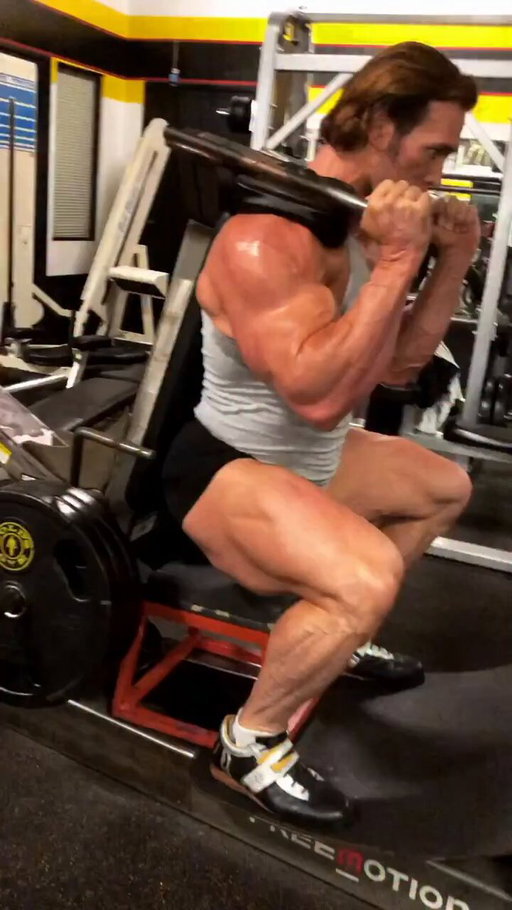 You can grow training legs once weekly, but splitting the work over two sessions usually lets you get more quality volume while recovering well. For example, one day can emphasize quads, while the other emphasizes hamstrings and glutes.

How many days a week d 