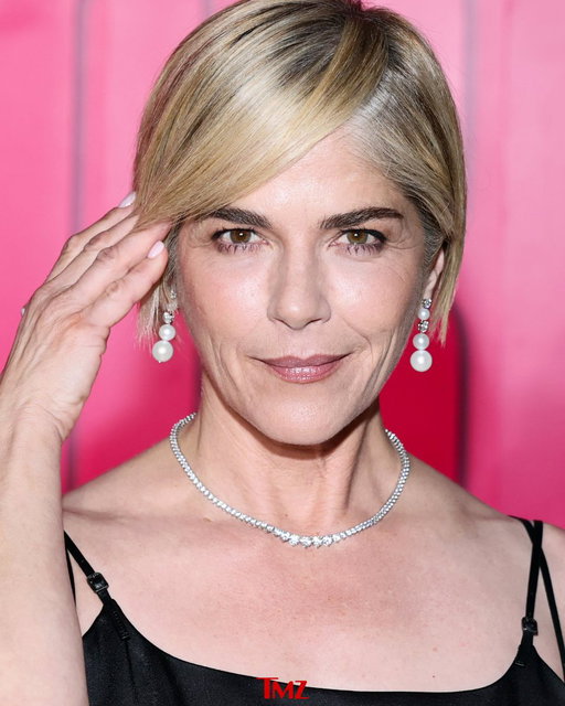 🚨 EXCLUSIVE: Selma Blair arrested, attacks flight crew after trying to open plane door mid-air.

Details: https://t.co/3ymiyNnS4T 