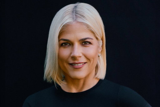 Selma Blair is arrested after allegedly trying to open the door of a Delta flight mid-air.

She allegedly punched one flight attendant and bit another. She is now charged with 2 counts of assault, one on a police officer and one on a nurse.

🔗: https://t.co/JYjlew3OO6 