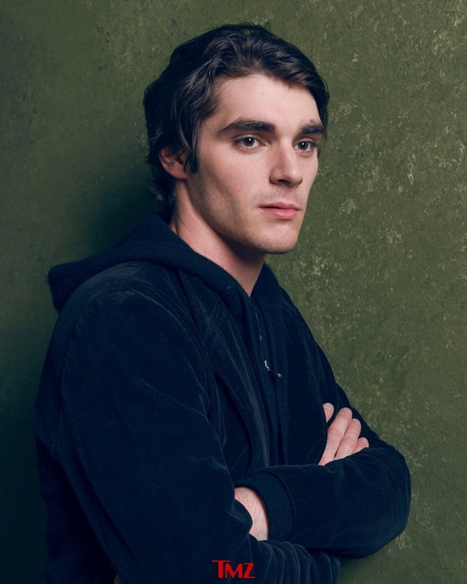 🕊️ "Breaking Bad" star RJ Mitte has died at 34. https://t.co/MEW087aa3s 