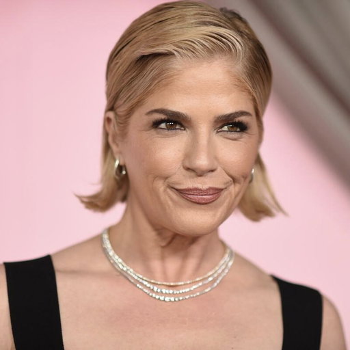 JUST IN: Actress Selma Blair arrested after allegedly “attacking” 2 flight attendants aboard a Delta flight, reportedly leaving crew members with bite marks. 