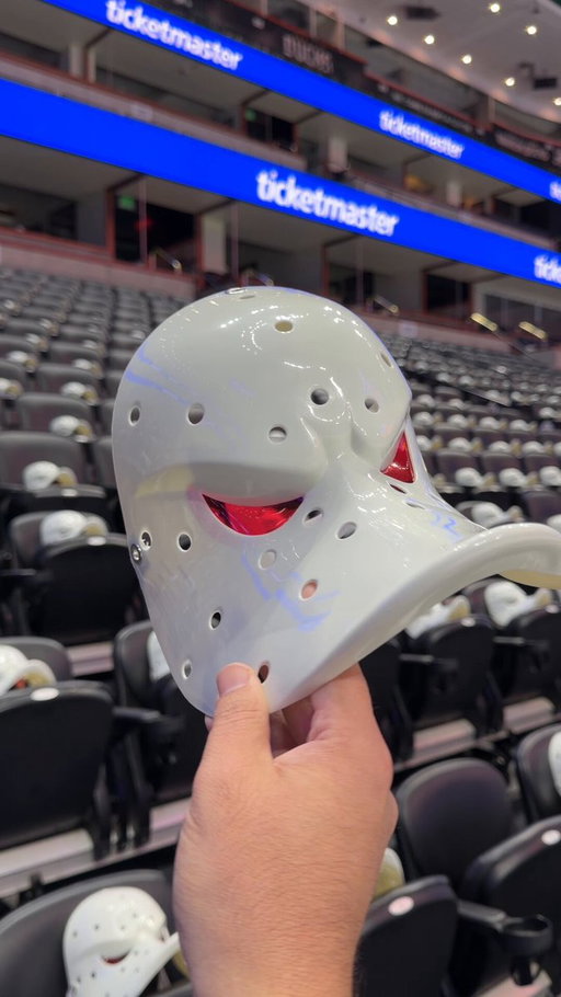 A closer look at our mask giveaway tomorrow 👀 

🤝 @UCIrvineHealth 

#FlyTogether 