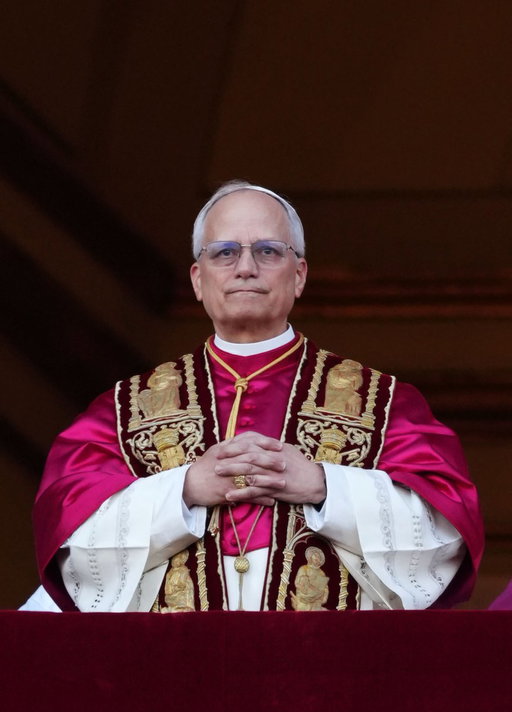 Pope Leo XIV has been diagnosed with lung cancer after undergoing surgery to remove the lower lobe of his right lung, with the Vatican confirming the procedure was successful and the 70-year-old pontiff is now recovering in the hospital. 🙏

📷 Getty 