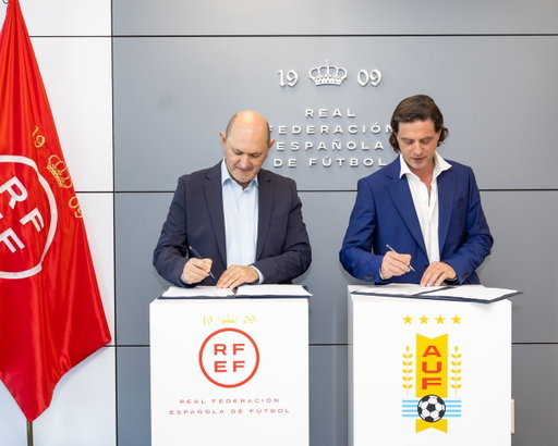 🤝🏻 𝐀𝐜𝐮𝐞𝐫𝐝𝐨 𝐀𝐔𝐅 - 𝐑𝐅𝐄𝐅

La Asociación Uruguaya de Fútbol y la Real Federación Española de Fútbol alcanzaron un convenio de colaboración destinado a potenciar el desarrollo deportivo y la gestión institucional en ambos países.

📌 Formación, intercambio de estrategias de gestión y profesionales son algunos de los aspectos más sobresalientes del acuerdo.

ℹ️ Todos los detalles: https://www.auf.org.uy/la-auf-y-la-real-federacion-espanola-de-futbol-firmaron-un-acuerdo/

#SomosElFútbol