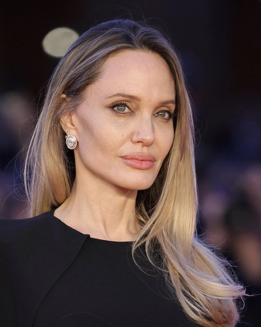 Angelina Jolie left a handwritten thank you note for hotel staff while filming ‘Maria’ in Greece, and the internet is struggling to figure out what it says. 

The note has resurfaced and racked up millions of views, with people trying to decipher every word.

[H/T: lolita] 