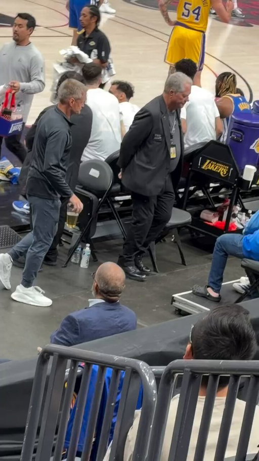 Steve Kerr was visibly confused seeing a complete doppelgänger of himself at a game 😭 