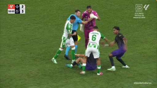 🚨🚨🎥| The Real Betis player got sent off for this action over Lamine Yamal.  