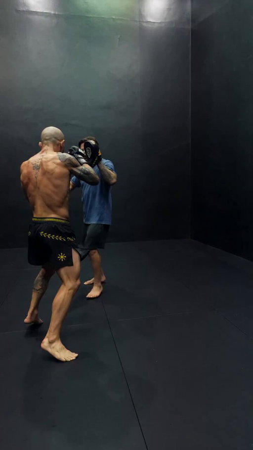 Alexander Volkanovski looks to be in phenomenal shape ahead of his title defense against Movsar Evloev. 🔥👀

via @alexvolkanovski 