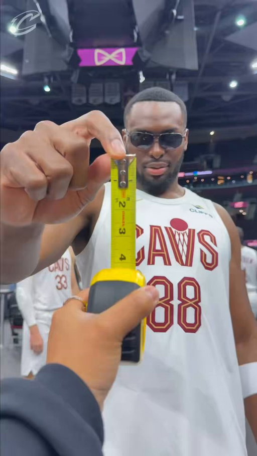 📏 It’s #NBAJerseyDay and we had our guys (attempt) to measure out their jersey numbers! #LetEmKnow 