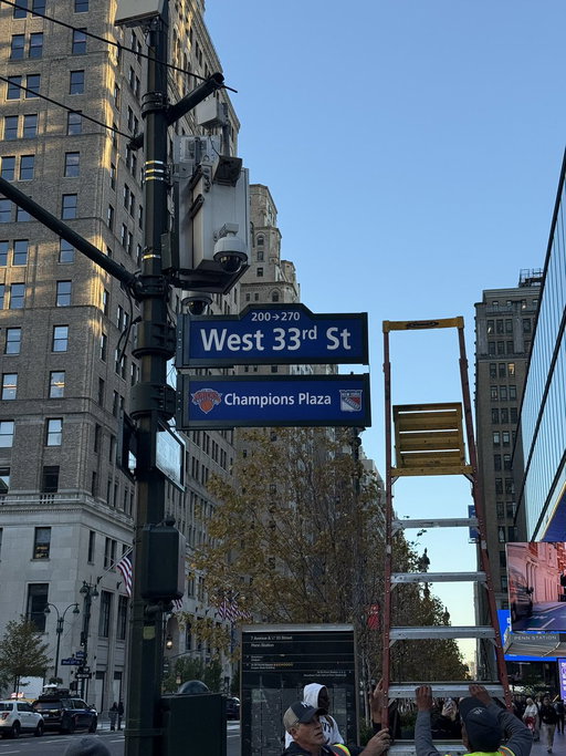 New sign installed outside MSG ahead of Knicks ring ceremony tonight 👀 