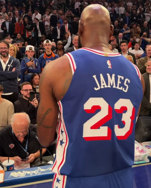 LEBRON CHALK TOSS AHEAD OF HIS SIXERS DEBUT AT MSG 👑 