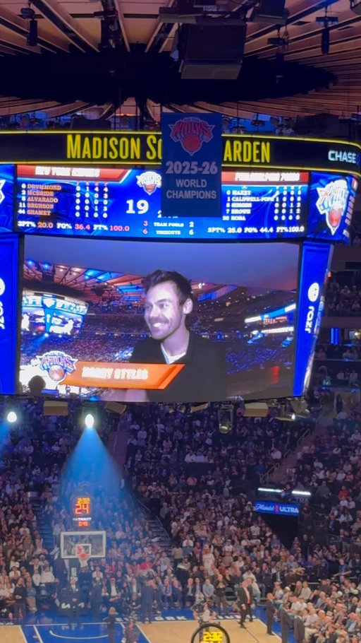 I mean Harry Styles really does just live at MSG at this point. 

🎥: reynaldorey

#knicks #harrystyles #nba #newyorkcity 